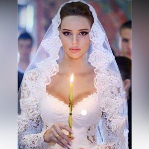 Lace trim fingertip veil